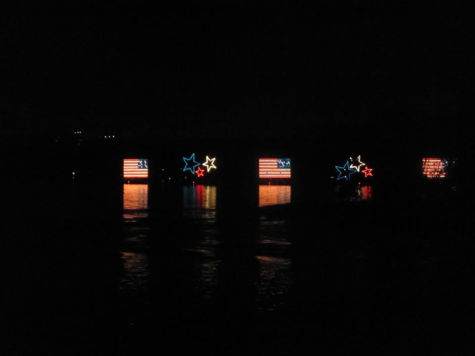 Die abendliche Bootsparade von Disney Hotel Disney's Grand Floridian Resort & Spa