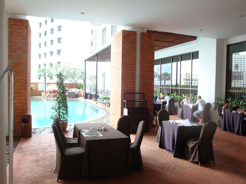 Frühstück am Pool Hotel Lebua At State Tower