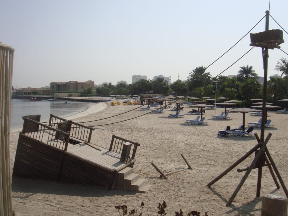 Strand mit Spielplatz Radisson Blu Resort Sharjah