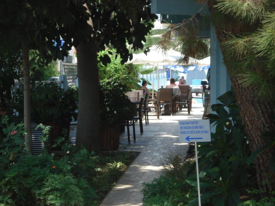 Seitlicher Durchgang zur Poolbar Blue Diamond Alya