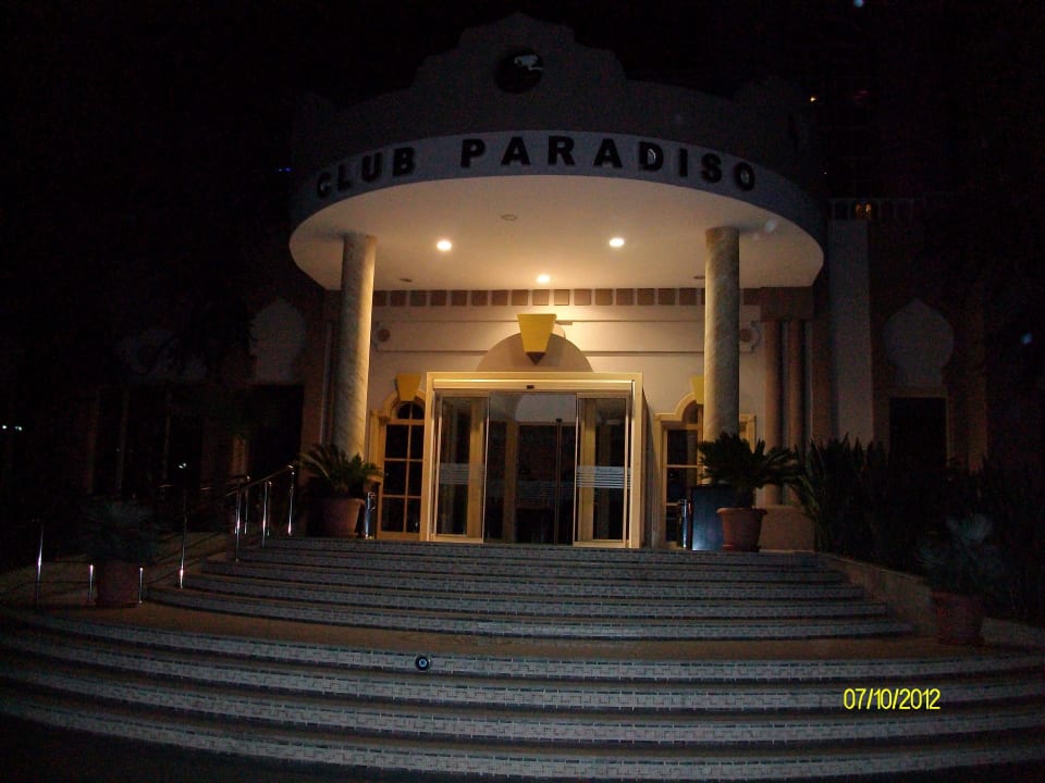Hoteleingang bei Nacht Hotel Club Paradiso