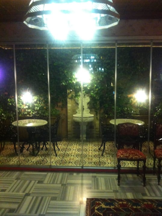 Ground floor seating area Hotel Niles Istanbul