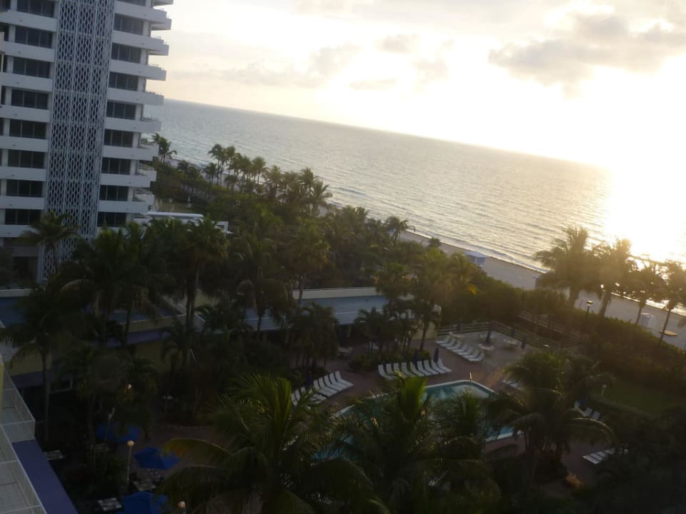 Pool und Strand bei Sonnenaufgang Holiday Inn Miami Beach-Oceanfront