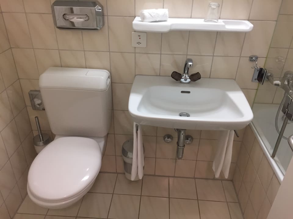 Lavabo und WC Hotel Ambassador Luzern Garni