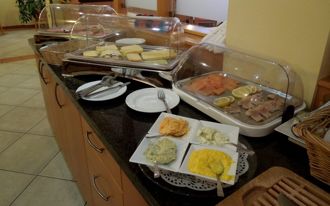 Die Hälfte vom Frühstücksbuffet Hotel Feichtinger Graz
