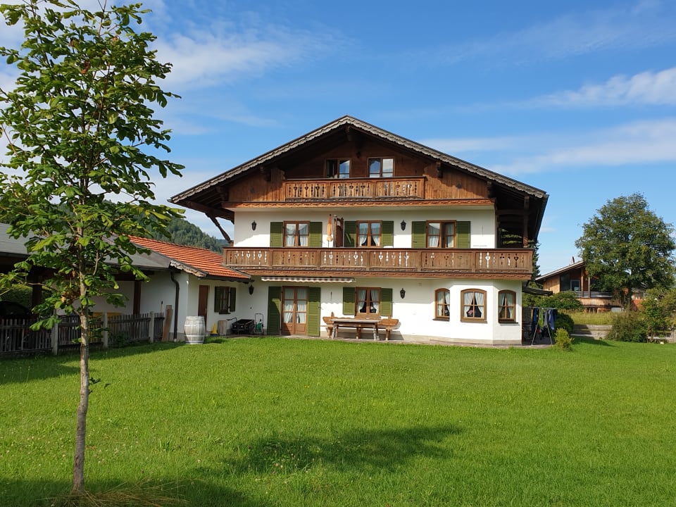 Gartenanlage Gästehaus Bergblick - FeWo Arnspitze