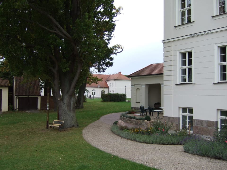 Hinterm Schloss - Weg nach rechts zum Marschstall Hotel Schloß Wedendorf
