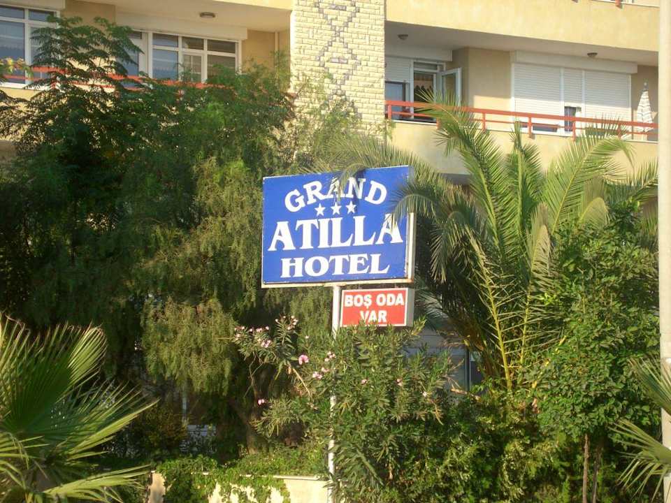 Hoteleingang Grand Atilla Hotel