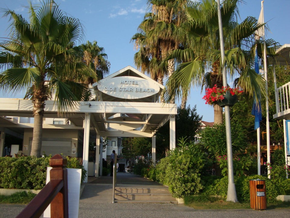 Eingang vom Strand Side Star Beach