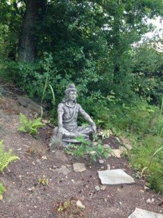 Sitzt vor dem "Didi" Ort zur Meditation Spirit & SPA Hotel Birkenhof am Elfenhain