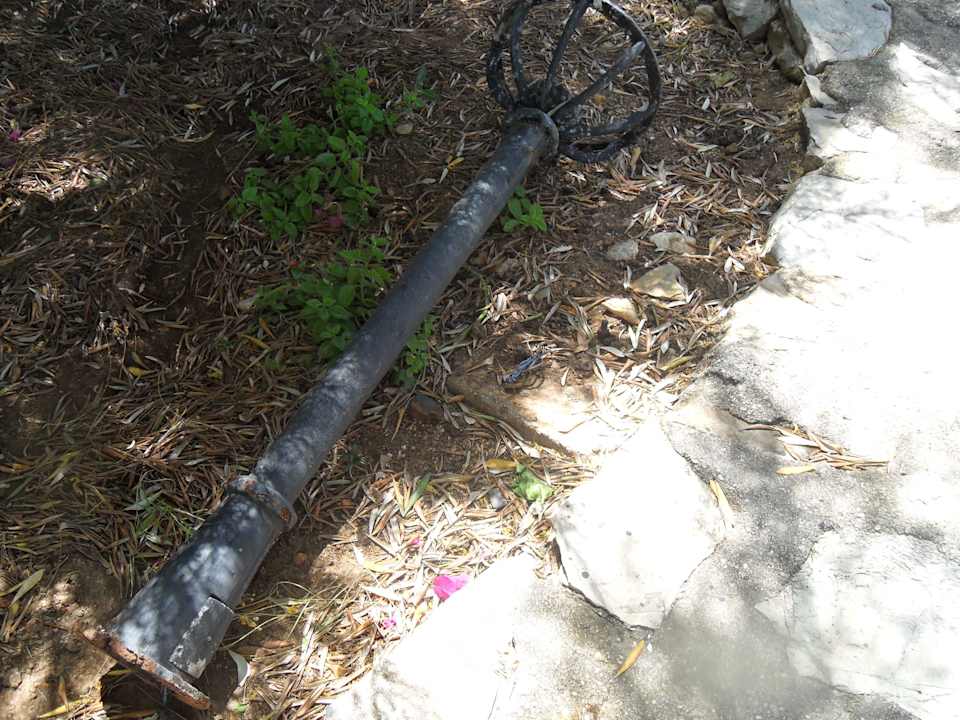 Umgekippte Laterne mit freiliegenden Kabeln Hotel Nish Bodrum Resort