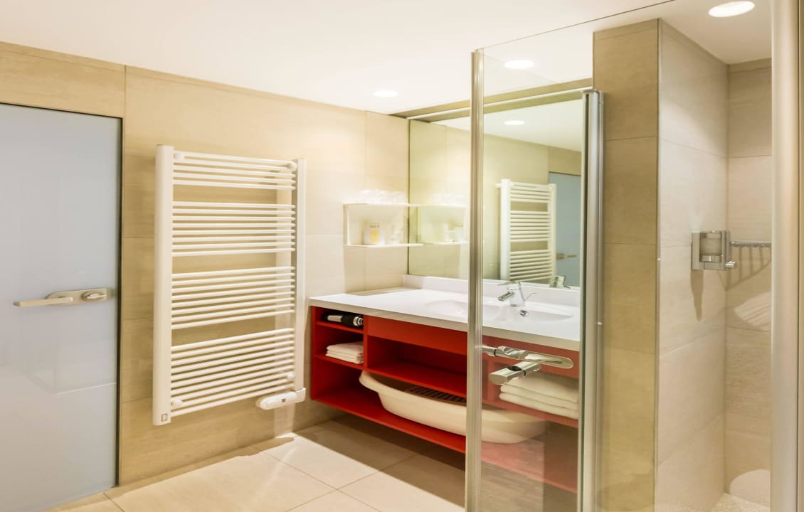 Badezimmer All In Red Thermenhotel