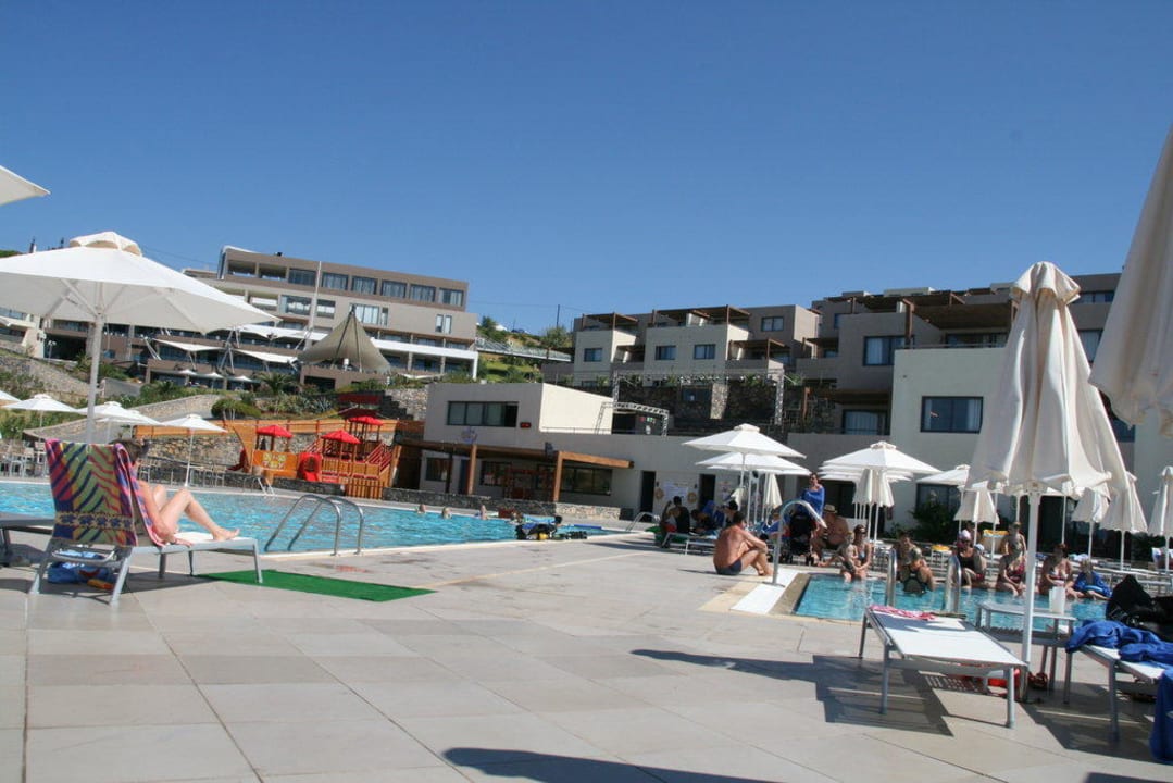 Blcik vom Pool auf das Hotel Atlantica Mikri Poli Crete