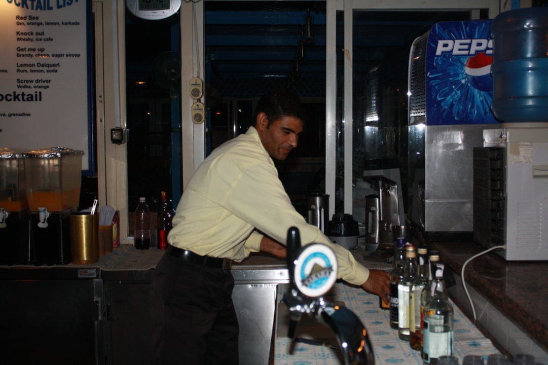 Freundlicher Barkeeper Golden Beach Resort
