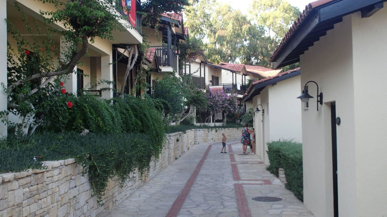 Weg durch die Anlage zum Zimmer Melas Holiday Village