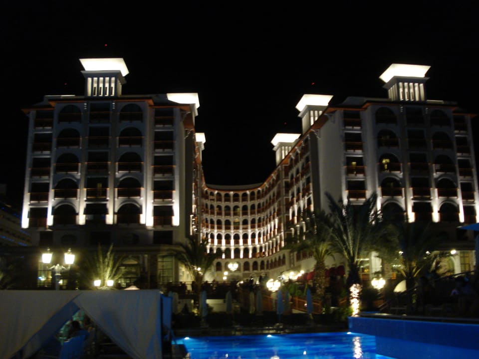 Hotel bei Nacht Quattro Beach Spa & Resort
