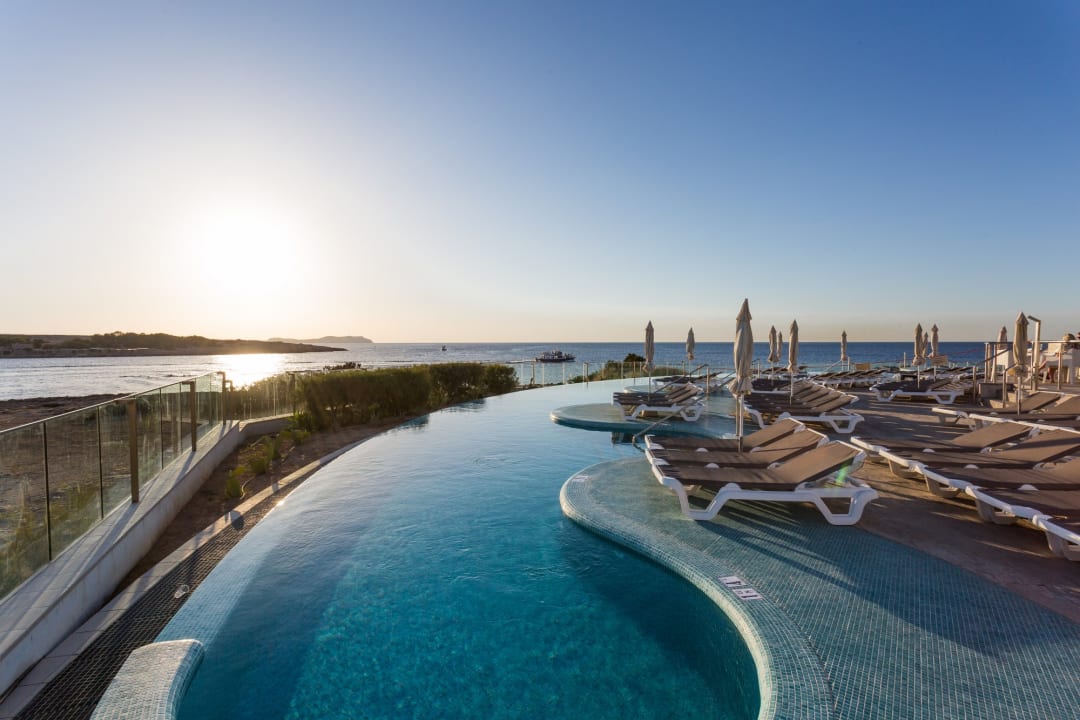 Pool Sirenis Seaview Country Club