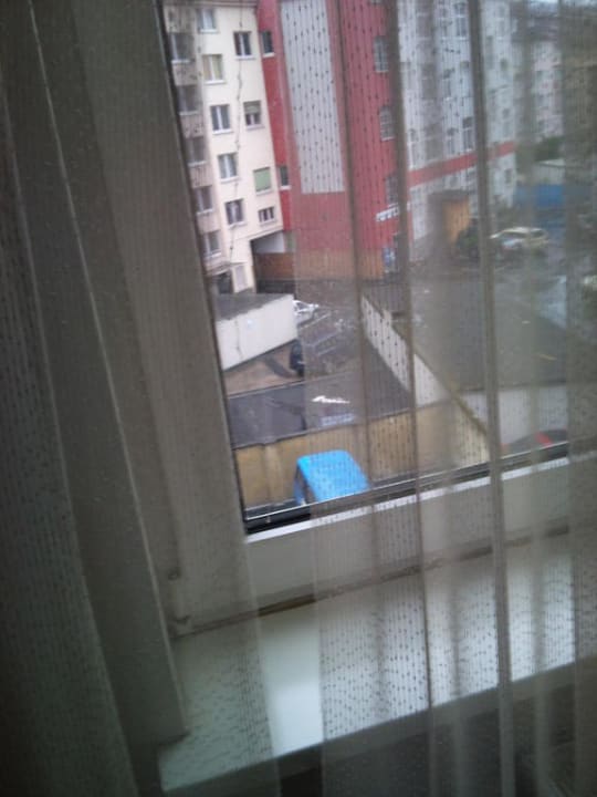 Zerissene Gardine Fair Hotel an der Messe