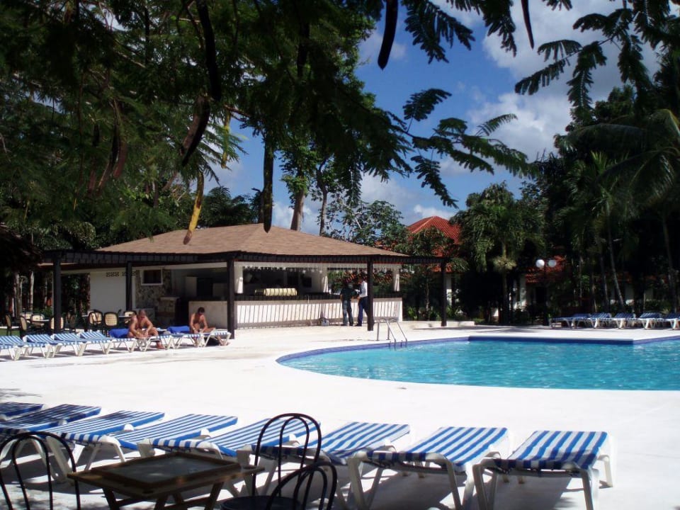 Pool mit Bar BelleVue Dominican Bay