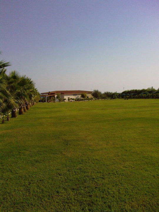 Garten mit Blick zum Restaurant Hotel Süral Resort