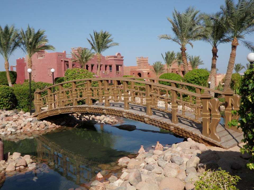 Brücke über schöne Teichanlage inmitten Hotel Charmillion Sea Life Resort