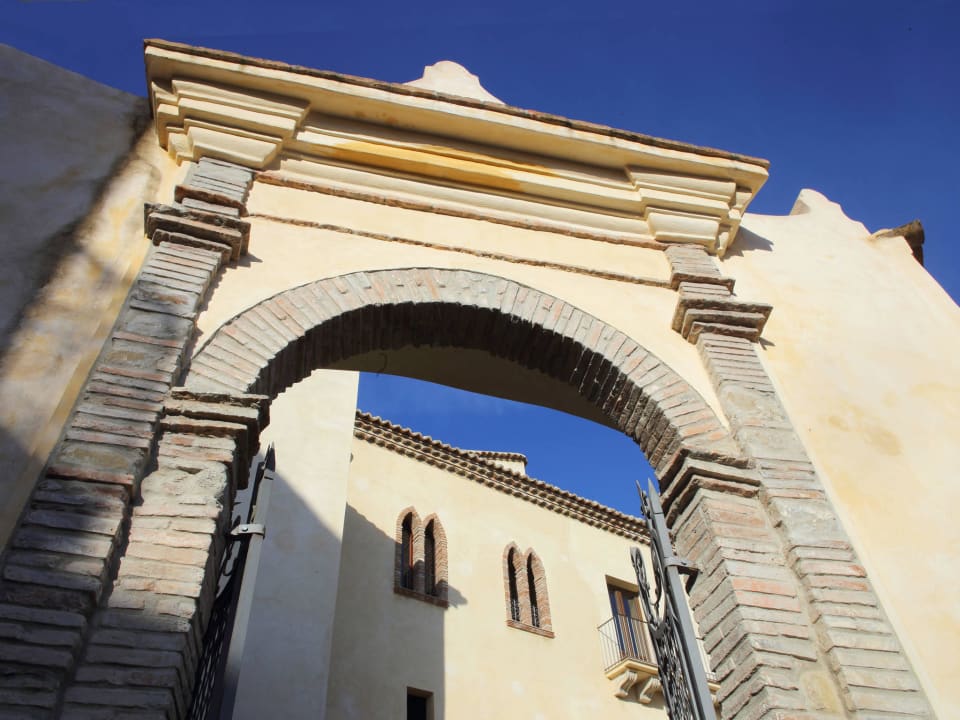 Portale d' ingresso al giardino del Palazzo Madeo  Palazzo Madeo - Residenza d'Epoca