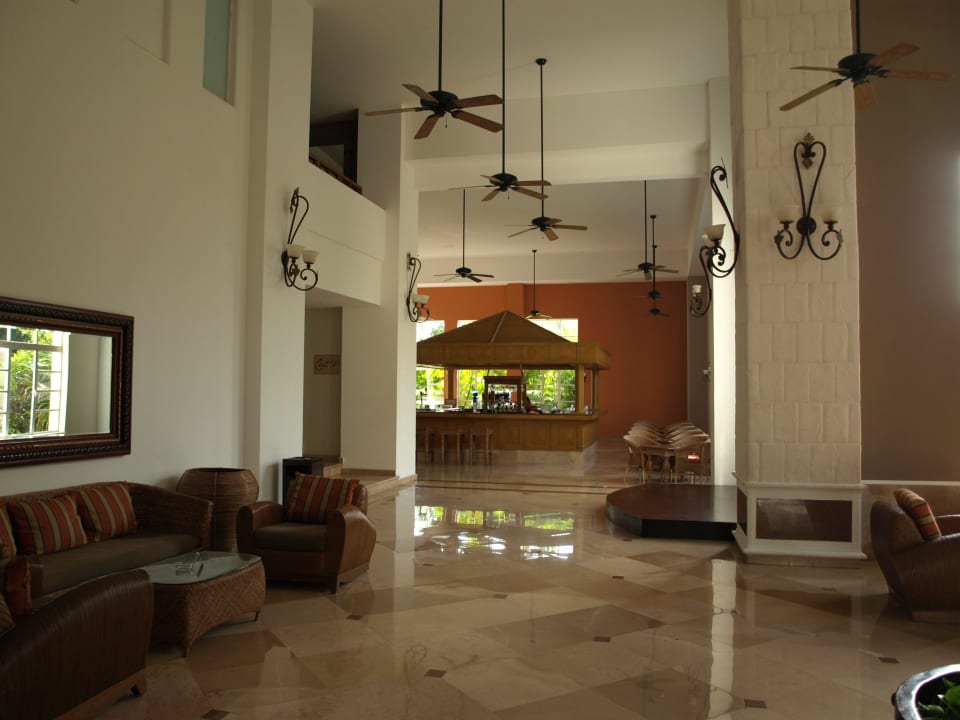 Im Hintergrund die Bar  Catalonia Royal Tulum Beach & Spa Resort - Adults only
