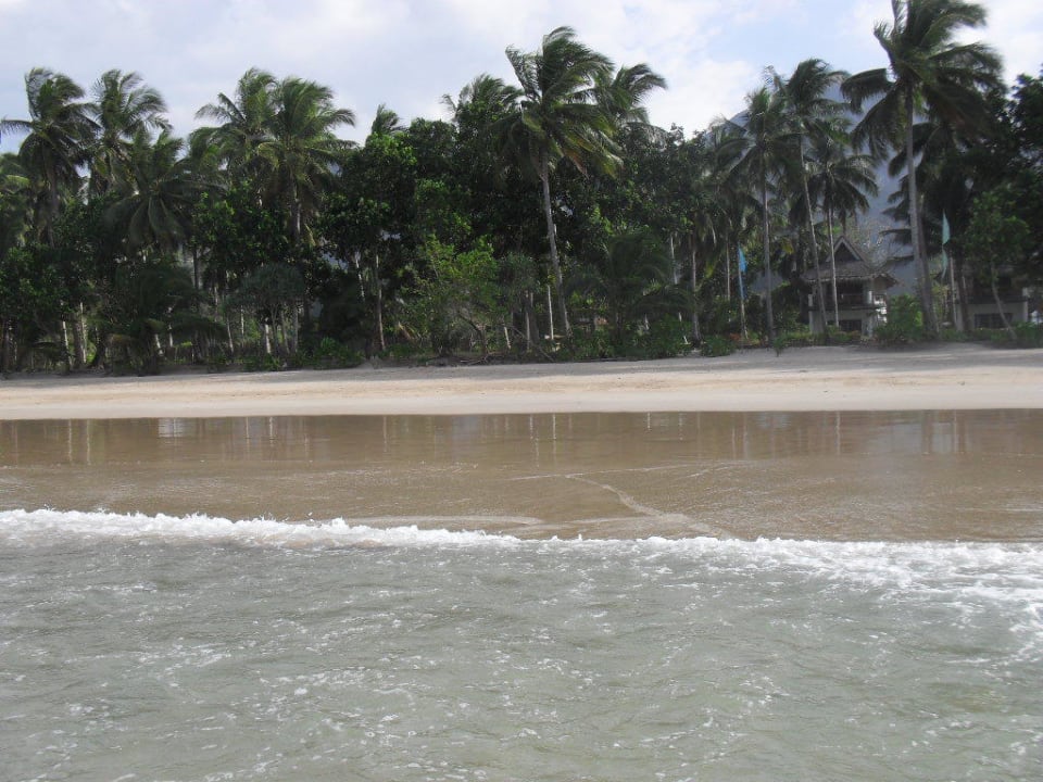 Blick vom Meer Richtung Bungalows Daluyon Beach & Mountain Resort