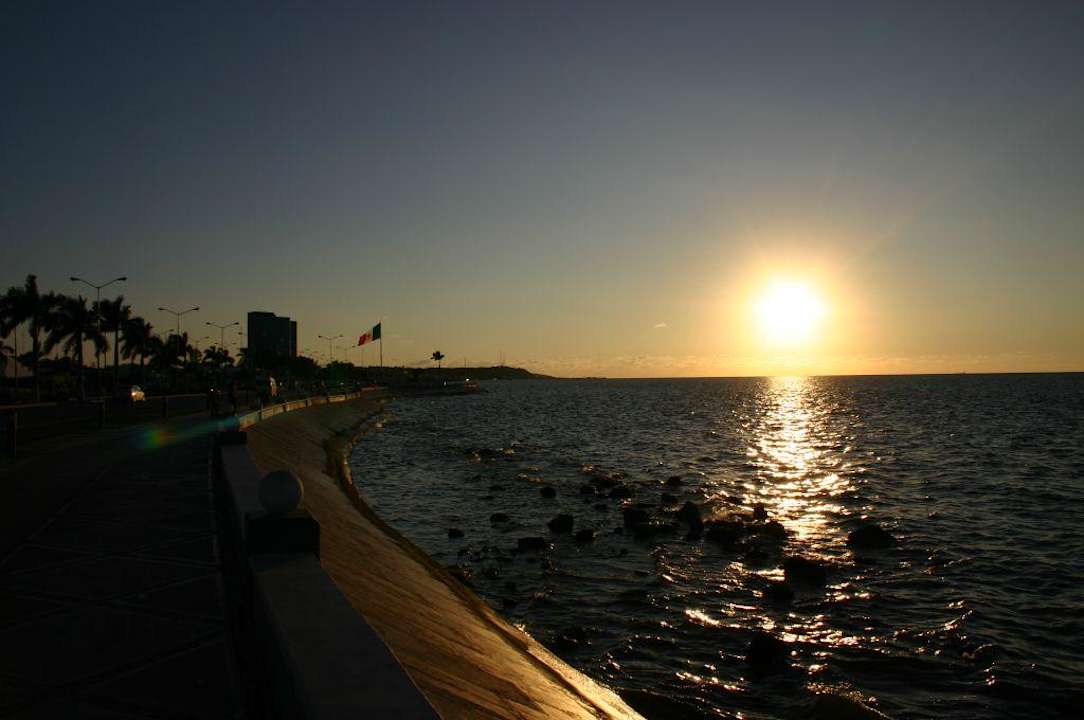 Sonnenuntergang an der Uferpromenade Gamma de Fiesta Inn Campeche Malecon