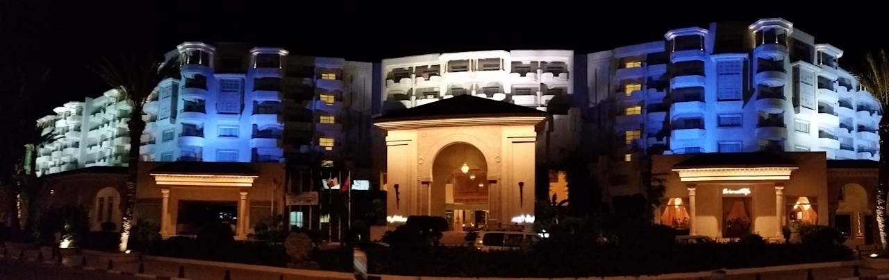 Ganzes Hotel von der Strassenseite bei Dunkelheit Iberostar Selection Royal El Mansour