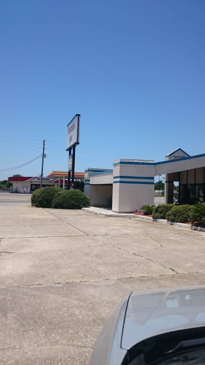 ,25 just to get a bucket of ice  Hotel Western Inn Pensacola