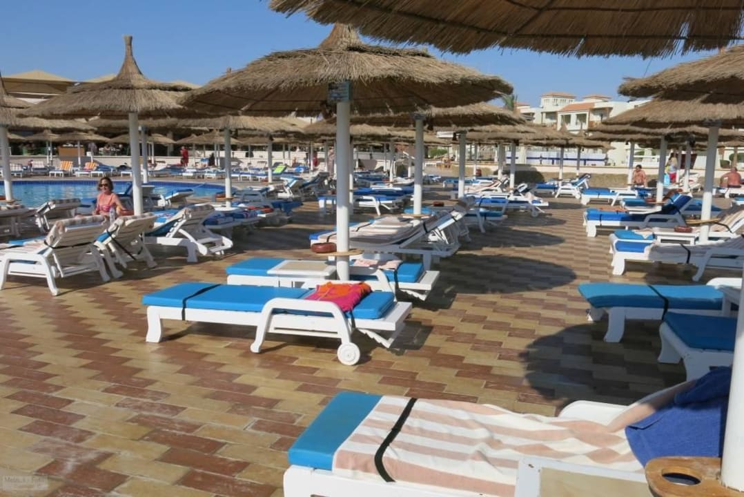 Morgens 08:00 Uhr am Pool Pickalbatros Dana Beach Resort - Hurghada