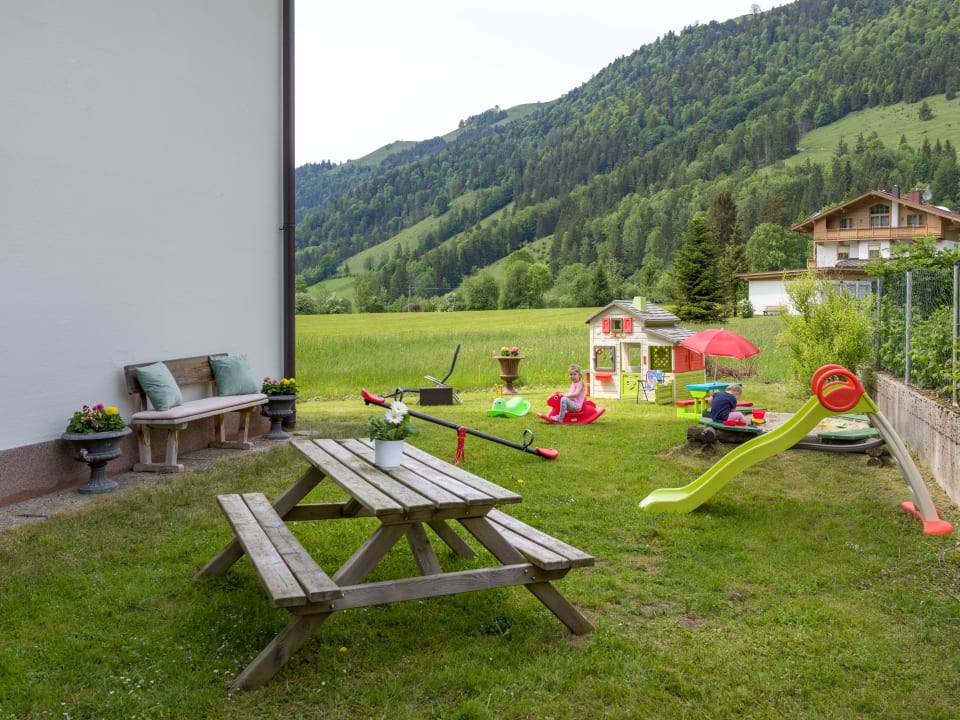 Gartenanlage Appartementhaus Montana