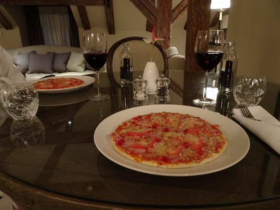 Room service pizzas Schlössle Hotel