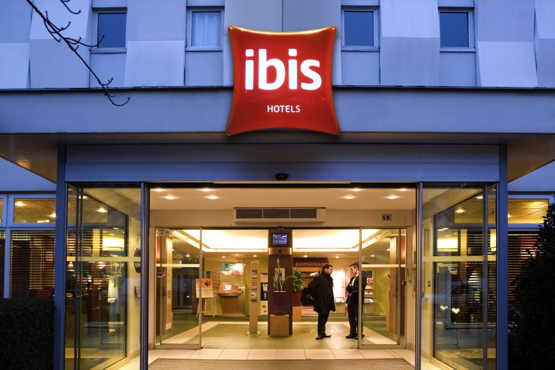 Hotel entrance ibis Paris Porte D'Orleans
