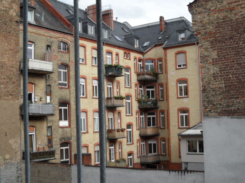 Blick vom Zimmer auf den Hinterhof City Hotel Wiesbaden