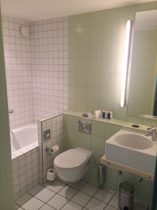 Bad der Suite - Dusche rechts vorhanden Park Plaza Berlin