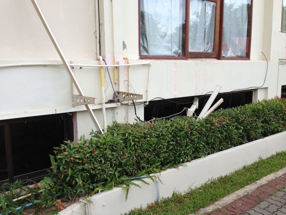 Gefährliche Kabel und Metallstangen BURI BEACH Resort