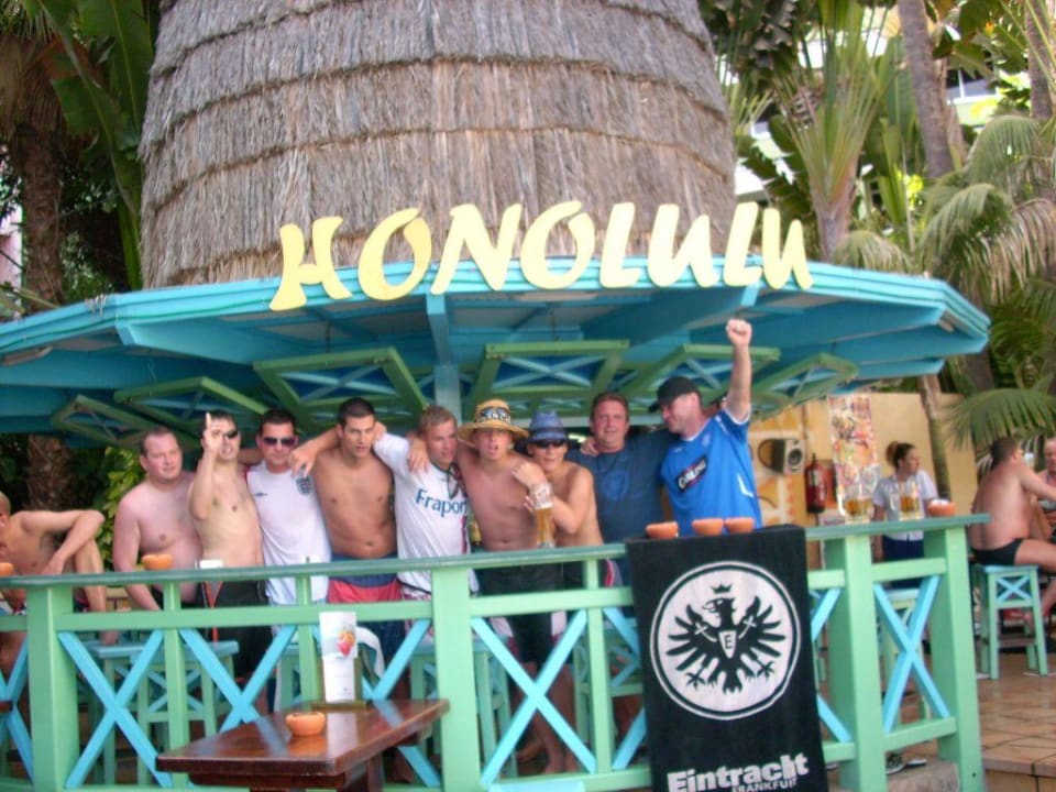 partypeople in der Honolulu- Bar Abora Buenaventura by Lopesan Hotels