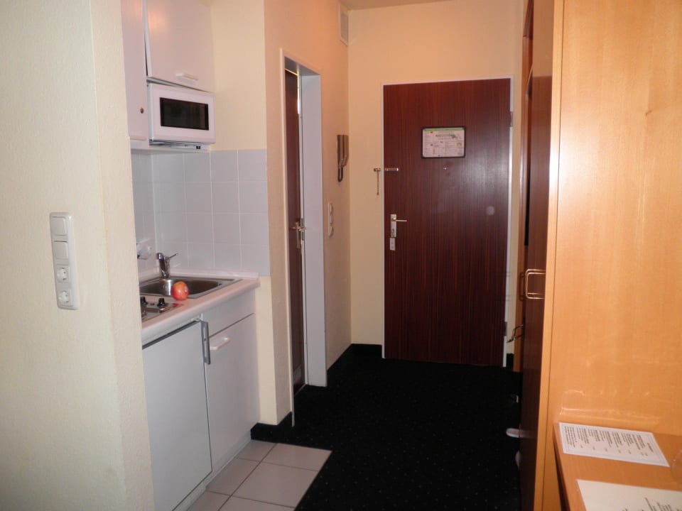 Hotelzimmer mit kleiner Küche und Kühlschrank TRYP by Wyndham Luebeck Aquamarin Hotel