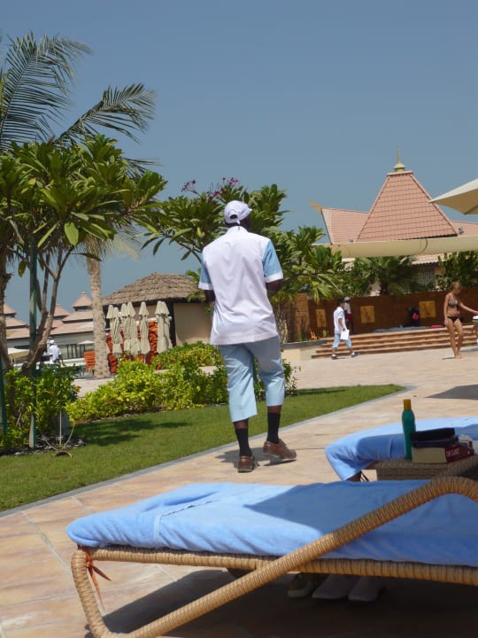 Service am Pool und Liegen Anantara The Palm Dubai Resort