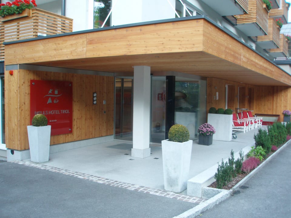 Hoteleingang Impuls Hotel Tirol
