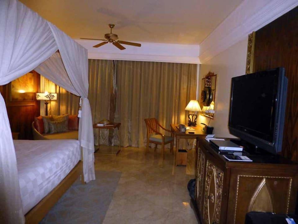 Zimmer mit Himmelbett und 16 Kissen AYANA Resort Bali