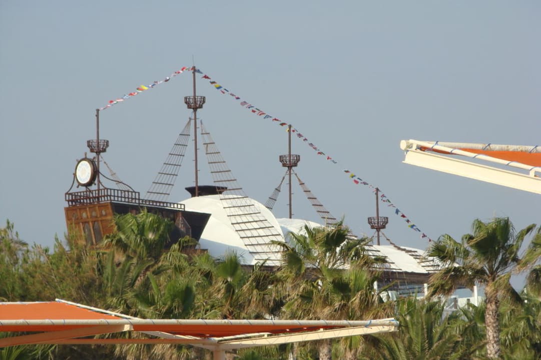 Das Fisch-Restaurant in Form eines Piratenschiff Kamelya Aishen Club