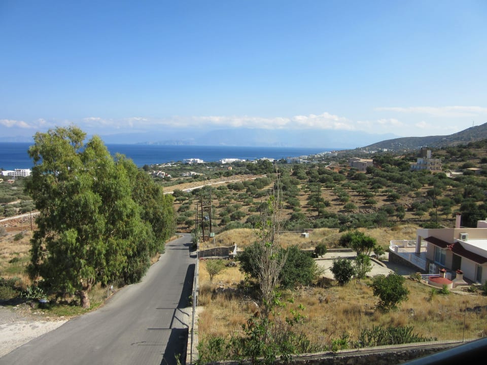 Steile Auffahrt zum Hotel Elounda Residence Resort & Waterpark