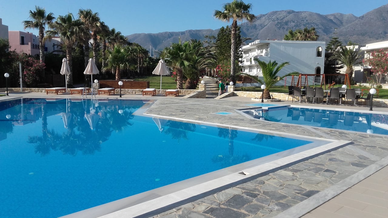 Poolanlage, Blick Richtung Garten/Berge HARPIN Happy Days Beach Hotel
