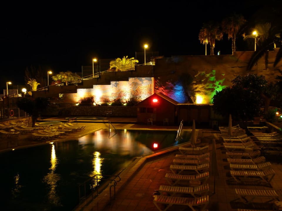 Poolanlage außen abends Hotel Europalace