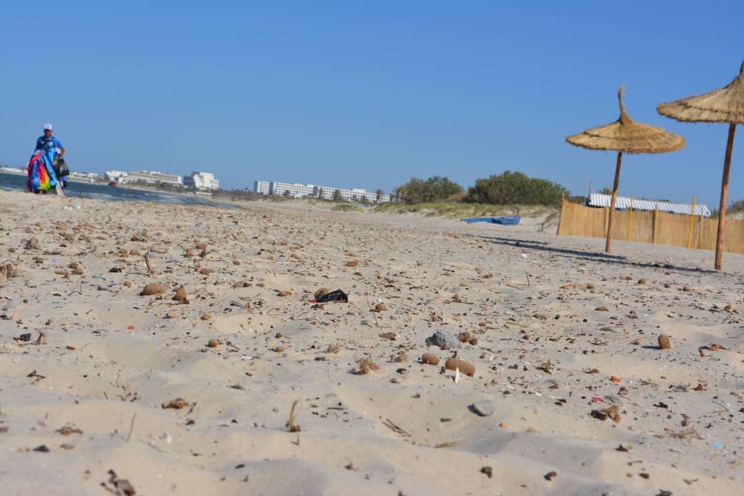 Schmutziger Strand. Foto vom 10.05.2015 One Resort Aqua Park & Spa