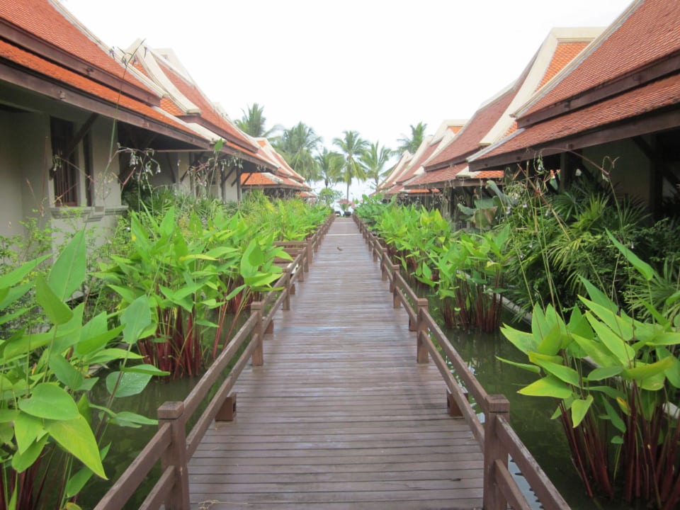 Weg zwischen den Villen zum Strand  Khaolak Laguna Resort