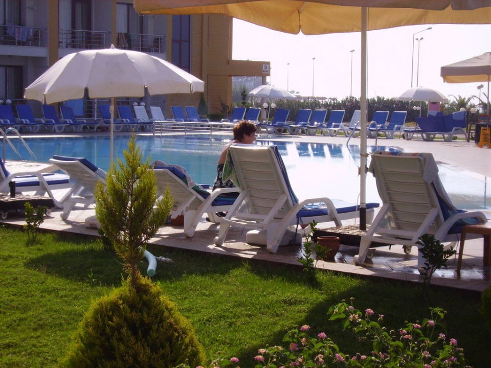 Pool mit Sonnenschirmen Royal Beach Club Hotel